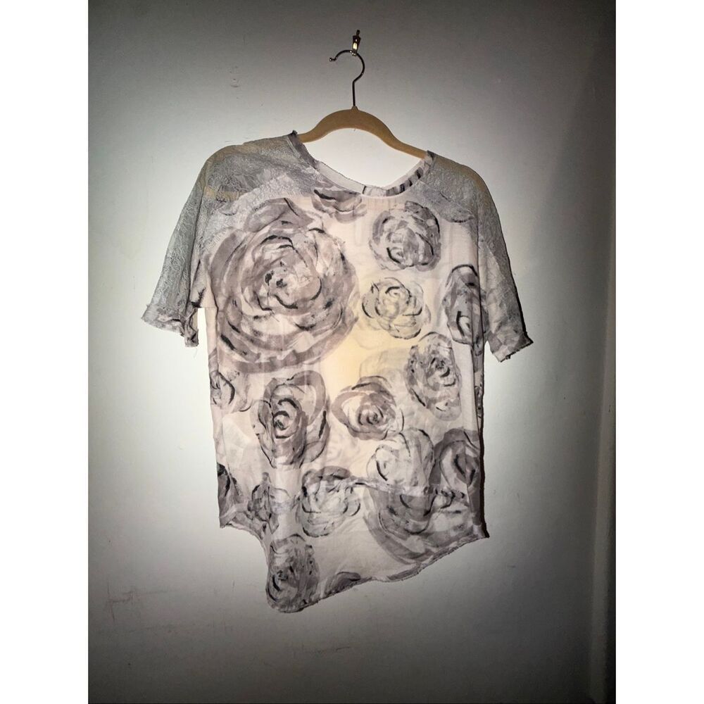 Gray flower woman’s blouse size XS BCBG MAXAZRIA